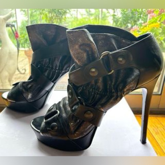 Vera Wang Leather Peep Toe Platform Stiletto Bootie 10
*Some wear on bottom sole - Picture 4 of 11